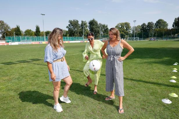 Promi-Kicken für den guten Zweck: Wer dem runden Leder hinterherjagt