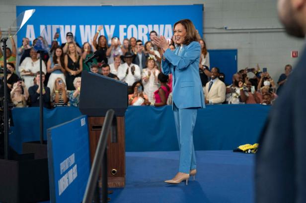 US-Vizepräsidentin Kamala Harris auf Wahlkampftour im Wake Tech Community College in Raleigh, North Carolina, am 16. August 2024.