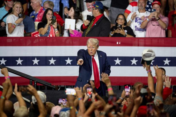 Der republikanische Präsidentschaftskandidat Donald Trump während einer Wahlkampfveranstaltung im Bojangles Coliseum in Charlotte, North Carolina, am 24. Juli 2024.