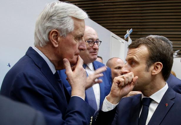 Emmanuel Macron und Michel Barnier (l.) in Paris am 23. Februar 2019.