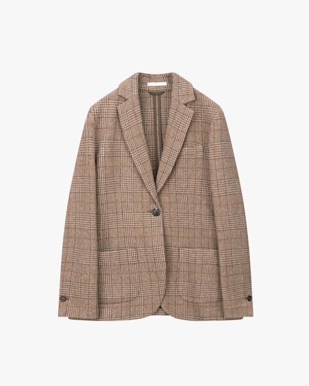 Ein brauner Blazer mit Karomuster vor einem weißen Hintergrund.