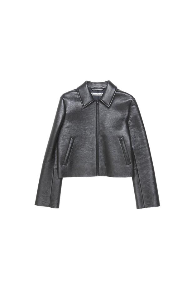 Eine schwarze Lederjacke der Marke Acne Studios mit Reißverschluss und geradem Schnitt.