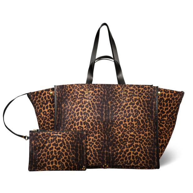 Eine große Tragetasche und eine kleine Kosmetiktasche mit Leopardenmuster.