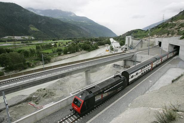 Einmal durch den längsten Eisenbahntunnel der Welt
