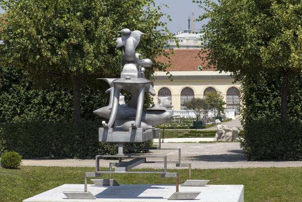 Eine moderne Skulptur im Schlosspark Schönbrunn in Wien.