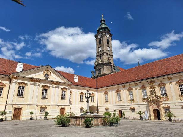 Blütenpracht im Stift Zwettl: Floristenmeisterinnen zeigen Kunsthandwerk