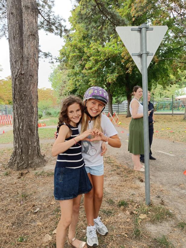 Avina und Sonja macht das Fahrradfahren im verkehrsgarten viel Spaß.