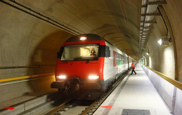 Der längste Bahntunnel der Welt nimmt Betrieb auf