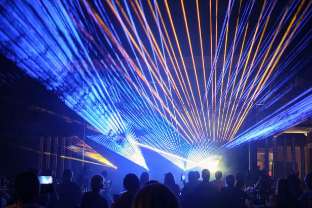 Club mit Lasershow im All-inclusive-Hotel in der Türkei.