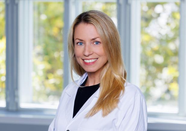 Dr.Yvonne Winhofer-Stöckl trägt einen weißen Arztkittel.