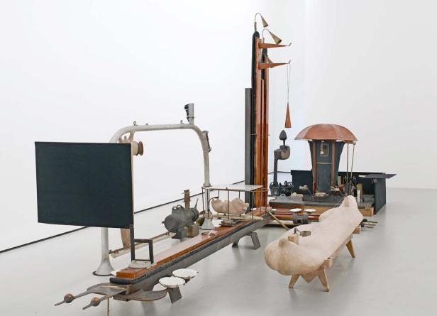 Eine komplexe Skulptur aus Holz, Metall und anderen Materialien in einer Kunstgalerie.