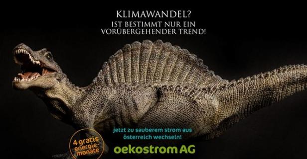 Ein Spielzeug-Spinosaurus vor dunklem Hintergrund, mit Text zu Klimawandel und Ökostrom.