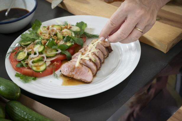 Gartenfrisch aus dem Kochsalon: Honig-Ingwer-Schwein mit vietnamesischem Paradeisersalat