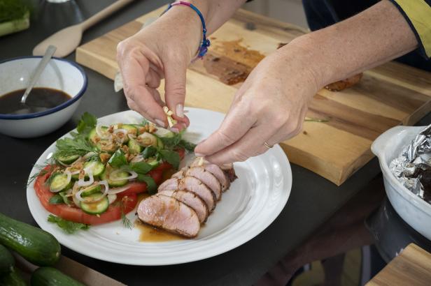 Gartenfrisch aus dem Kochsalon: Honig-Ingwer-Schwein mit vietnamesischem Paradeisersalat