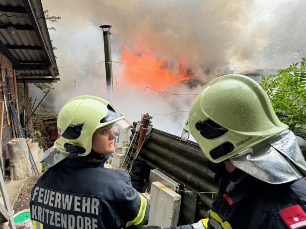 Explosionen, Rauchschwaden: Großbrand in NÖ fordert Feuerwehren