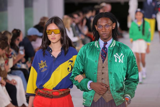 Zwei Models präsentieren Mode von Ralph Lauren auf einem Laufsteg.