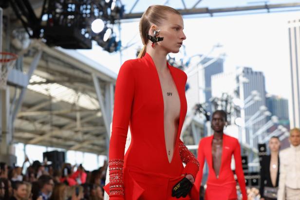 Ein Model in einem roten Hosenanzug mit tiefem Ausschnitt bei der New York Fashion Week 2024 für Off-White.