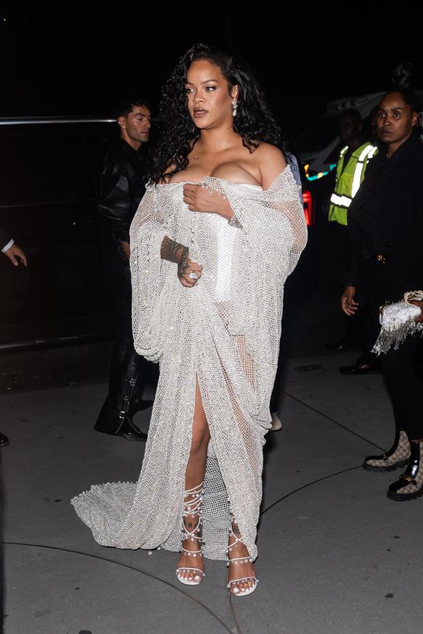 Rihanna bei der New York Fashion Week 2024 in einem glitzernden, transparenten Kleid.
