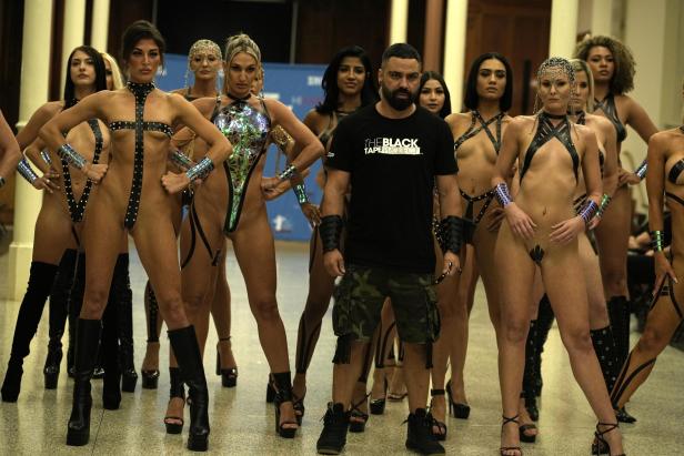 Drakhan Blackhart mit Models bei der New York Fashion Week 2024 für The Black Tape Project.