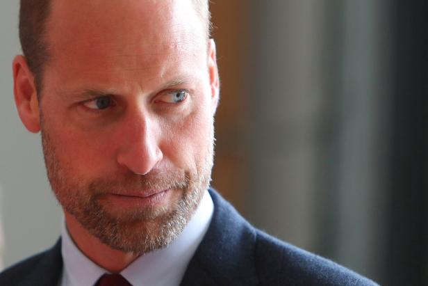 Ein Porträt von Prinz William, der zur Seite blickt.