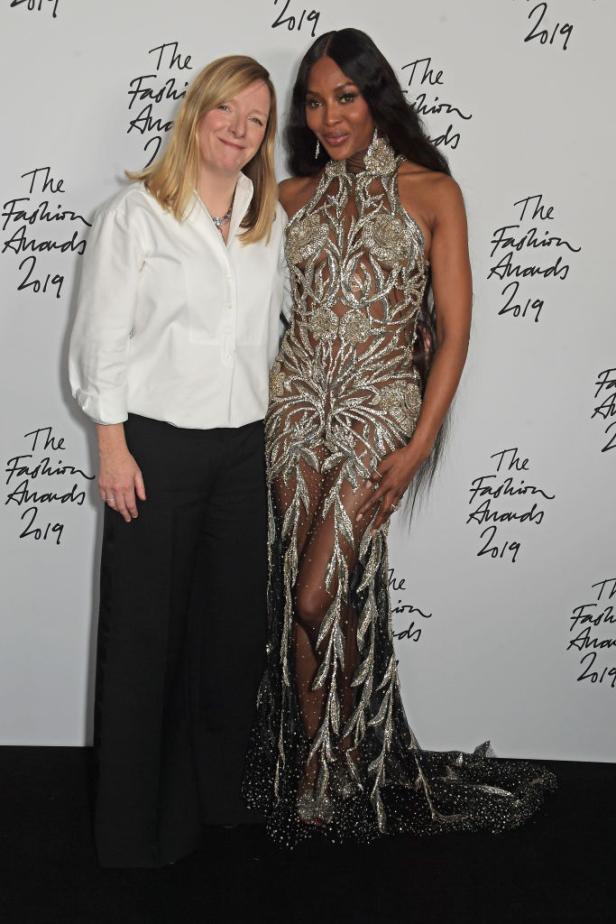 Naomi Campbell in einem transparenten, silberbestickten Kleid bei den Fashion Awards 2019.
