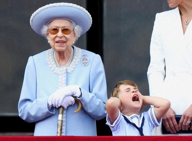 Königin Elizabeth und Prinz Louis auf einem Balkon.