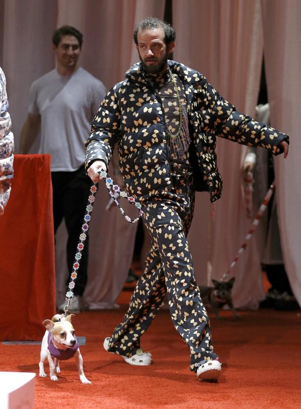 Fashion Week 2024: Rachel Antonoff und Susan Alexandra „Best of Show“: Jedes Model hatte einen Hund aus dem Tierheim dabei.