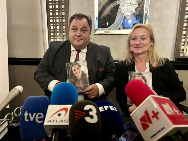 Autor Robert Jobson (li.) bei der Präsentation seiner Biografie über Prinzessin Kate.