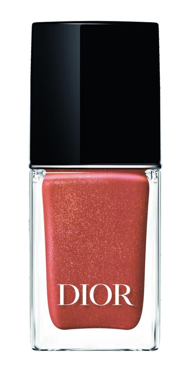 Eine Flasche Dior Nagellack in einem schimmernden Kupferton.
