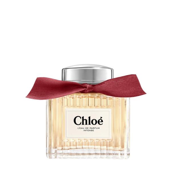 Eine Flasche „Chloé L'Eau de Parfum Intense“ mit einer weinroten Schleife.