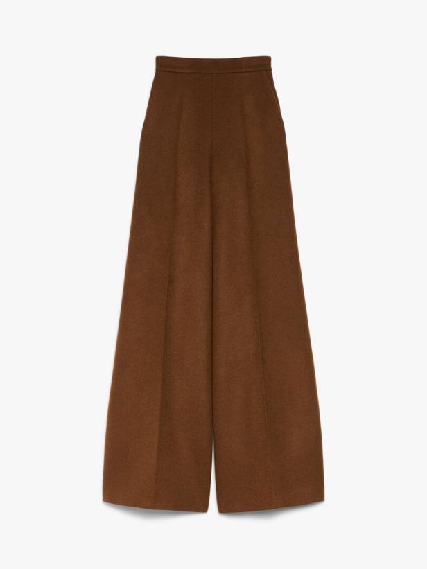 Eine braune, weit geschnittene Hose vor einem weißen Hintergrund.