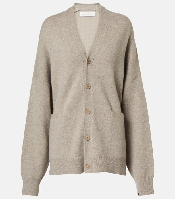Eine hellbraune Strickjacke mit V-Ausschnitt und Knöpfen.