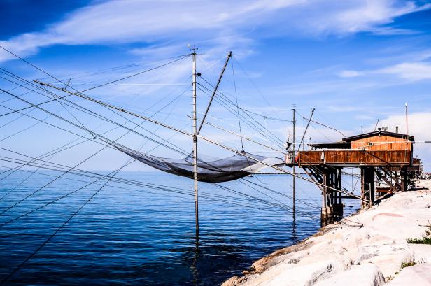 Eine traditionelle Fischreuse steht an der Küste von Sottomarina.