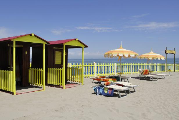Strandhütten und Sonnenschirme am Strand von Sottomarina.