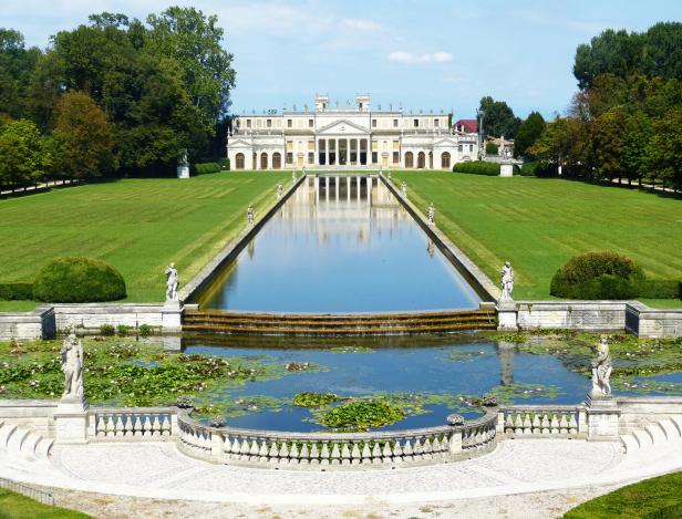 Die Villa Pisani, ein venezianisches Herrenhaus mit einem großen Garten und einem Wasserbecken, in Riviera del Brenta.