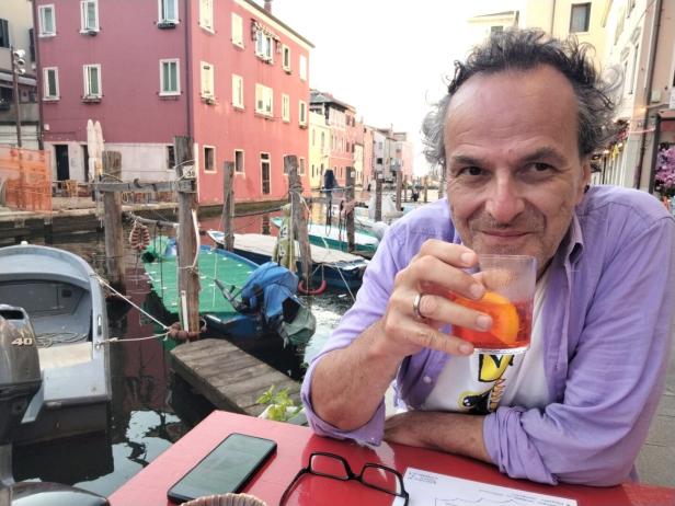 Ein Mann trinkt einen Aperol Spritz in Chioggia, Italien.