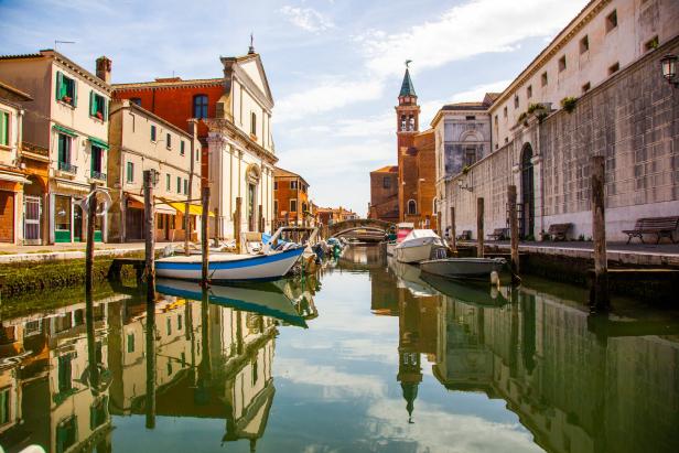 Boote liegen in einem Kanal in Chioggia, Italien.