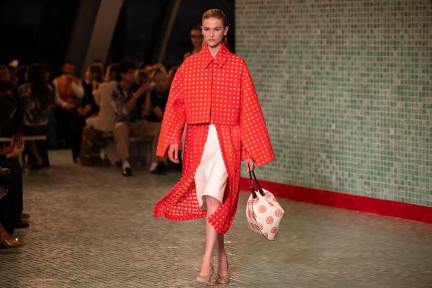 Ein Tory Burch Modell während der New York Fashion Week.
