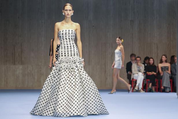 Die Carolina Herrera Frühjahr/Sommer 2025 Kollektion bei der New York Fashion Week.