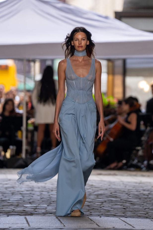 Ein Model von Prabal Gurung während der New York Fashion Week.