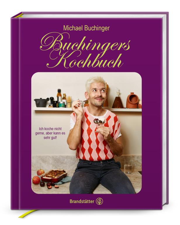 Das Cover von Michael Buchingers Kochbuch zeigt ihn mit einem Dessert in der Hand.