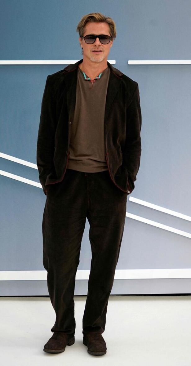 Brad Pitt trägt einen braunen Anzug und eine Sonnenbrille.