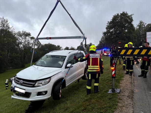 NÖ: Dramatischer Alarm um Unfallauto in prall gefülltem Teich