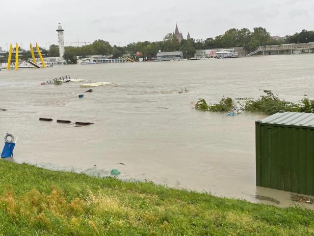 "Land unter" in Wien: Wienfluss rauscht "unentschärft" durch die Stadt