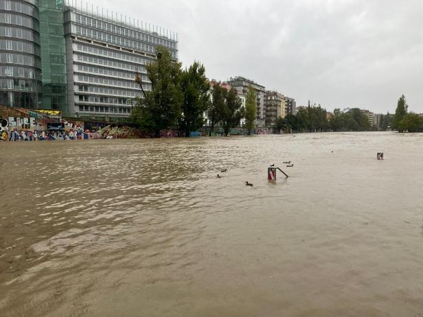 "Land unter" in Wien: Wienfluss rauscht "unentschärft" durch die Stadt