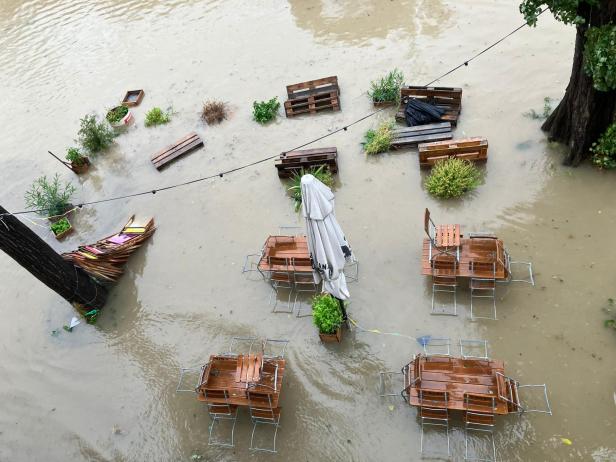 "Land unter" in Wien: Wienfluss rauscht "unentschärft" durch die Stadt