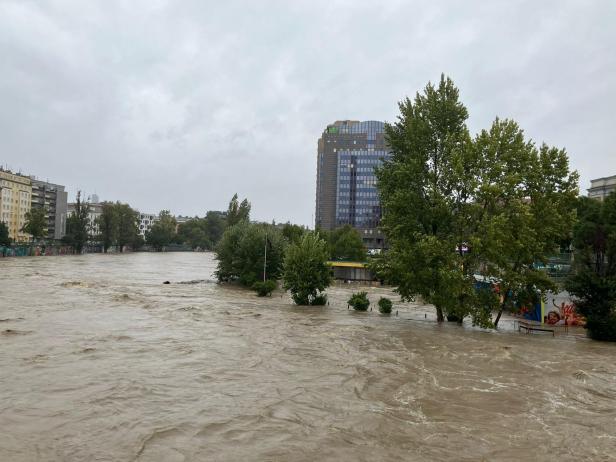 "Land unter" in Wien: Wienfluss rauscht "unentschärft" durch die Stadt