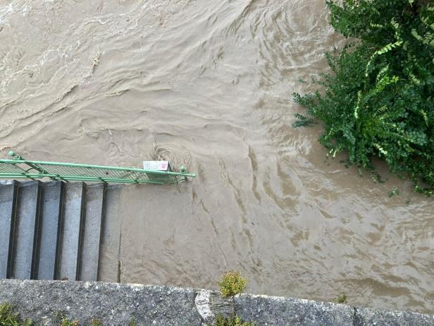 "Land unter" in Wien: Wienfluss rauscht "unentschärft" durch die Stadt