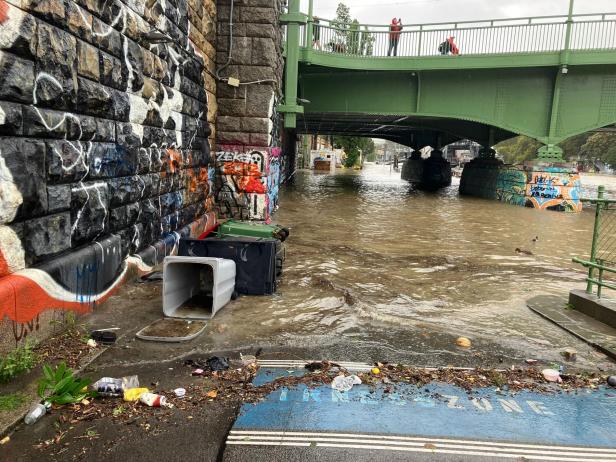 "Land unter" in Wien: Wienfluss rauscht "unentschärft" durch die Stadt