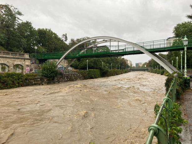 "Land unter" in Wien: Wienfluss rauscht "unentschärft" durch die Stadt